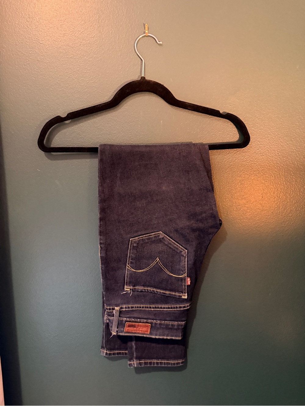 Levi's Women's Slim Straight Jeans in Indigo Wash